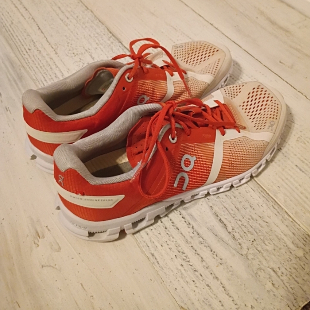 On Cloud flow Women running shoes in rust/rose or red and white.